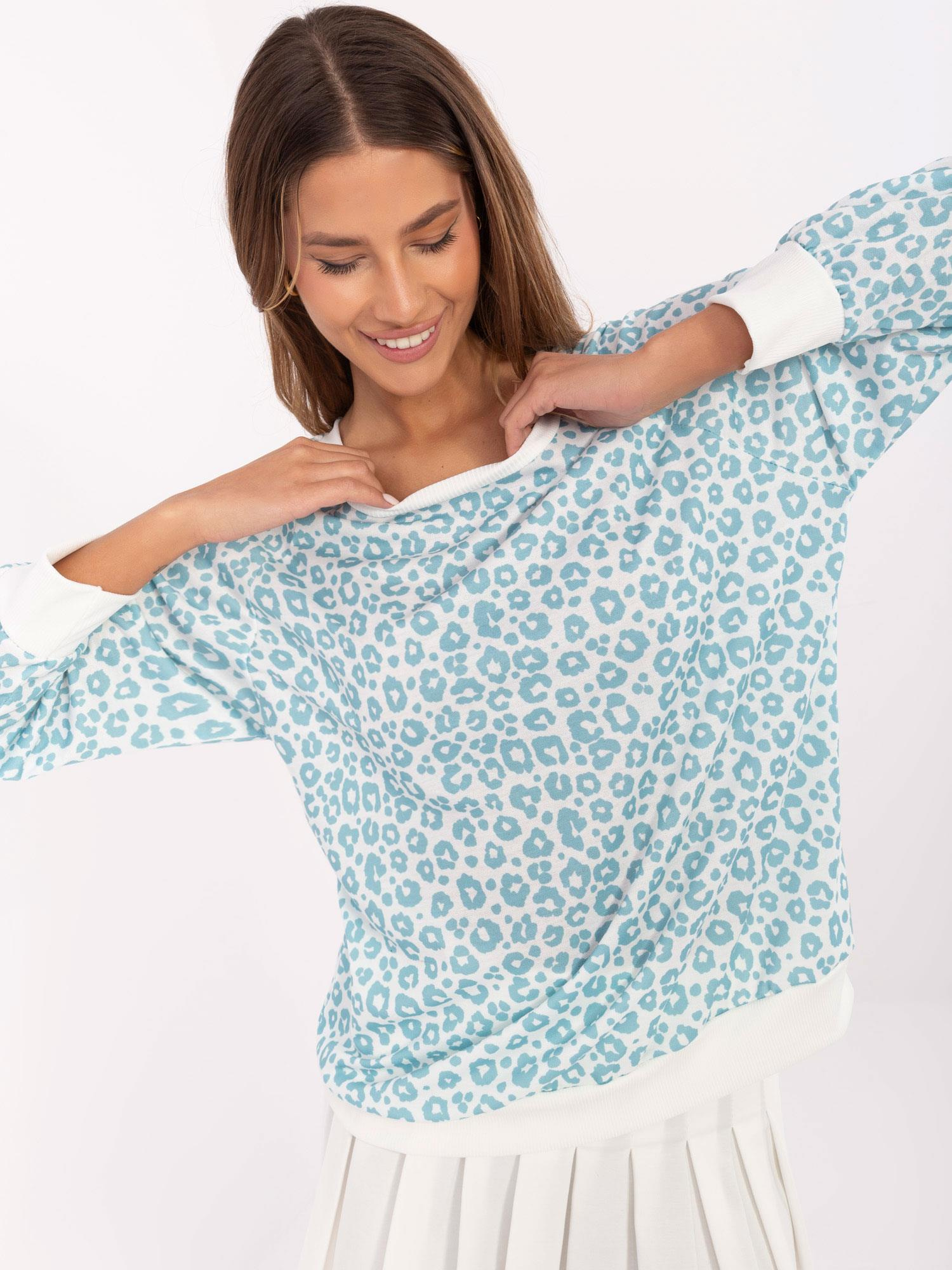 Parduotuvė Mėtų-balta moteriška oversize bluzonė su leopardų raštu.