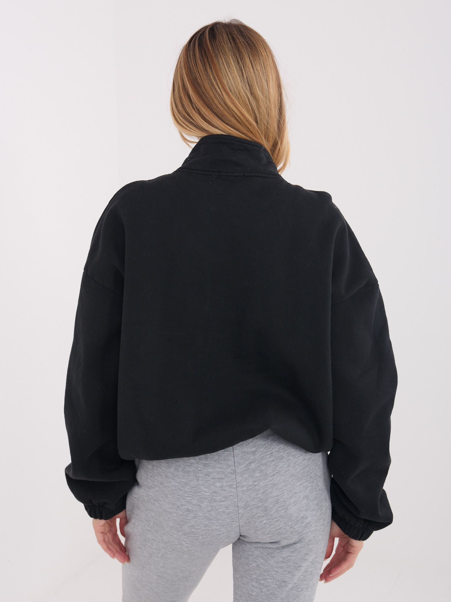 Černá rozepínací mikina basic v oversize střihu.