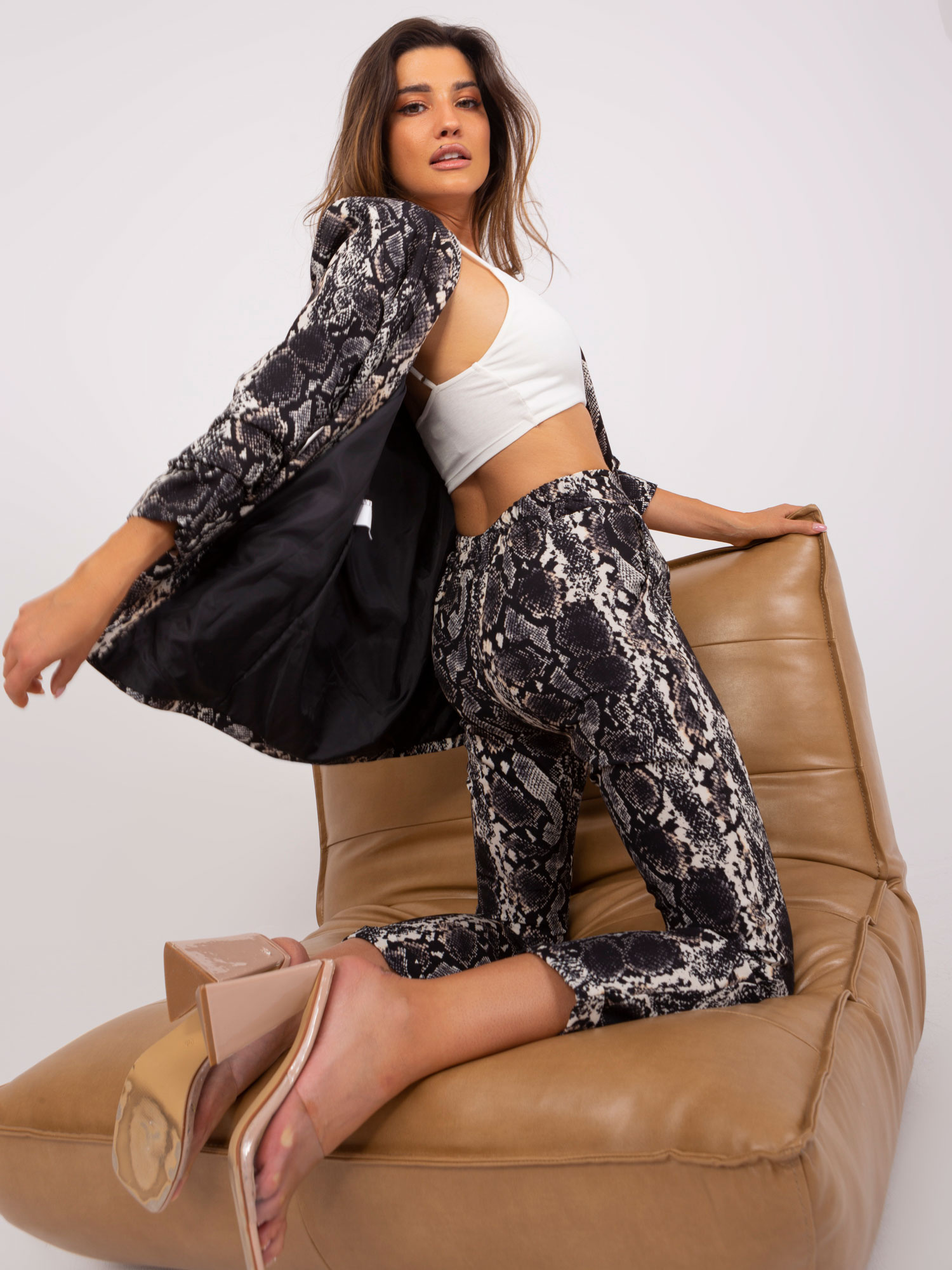 Hurt black-beige trousers made of fabric with 7/8 legs.