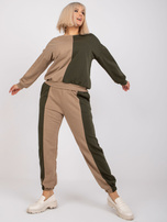 Tmavě béžový-khaki komplet teplákový plus size bez kapuce Amishi.