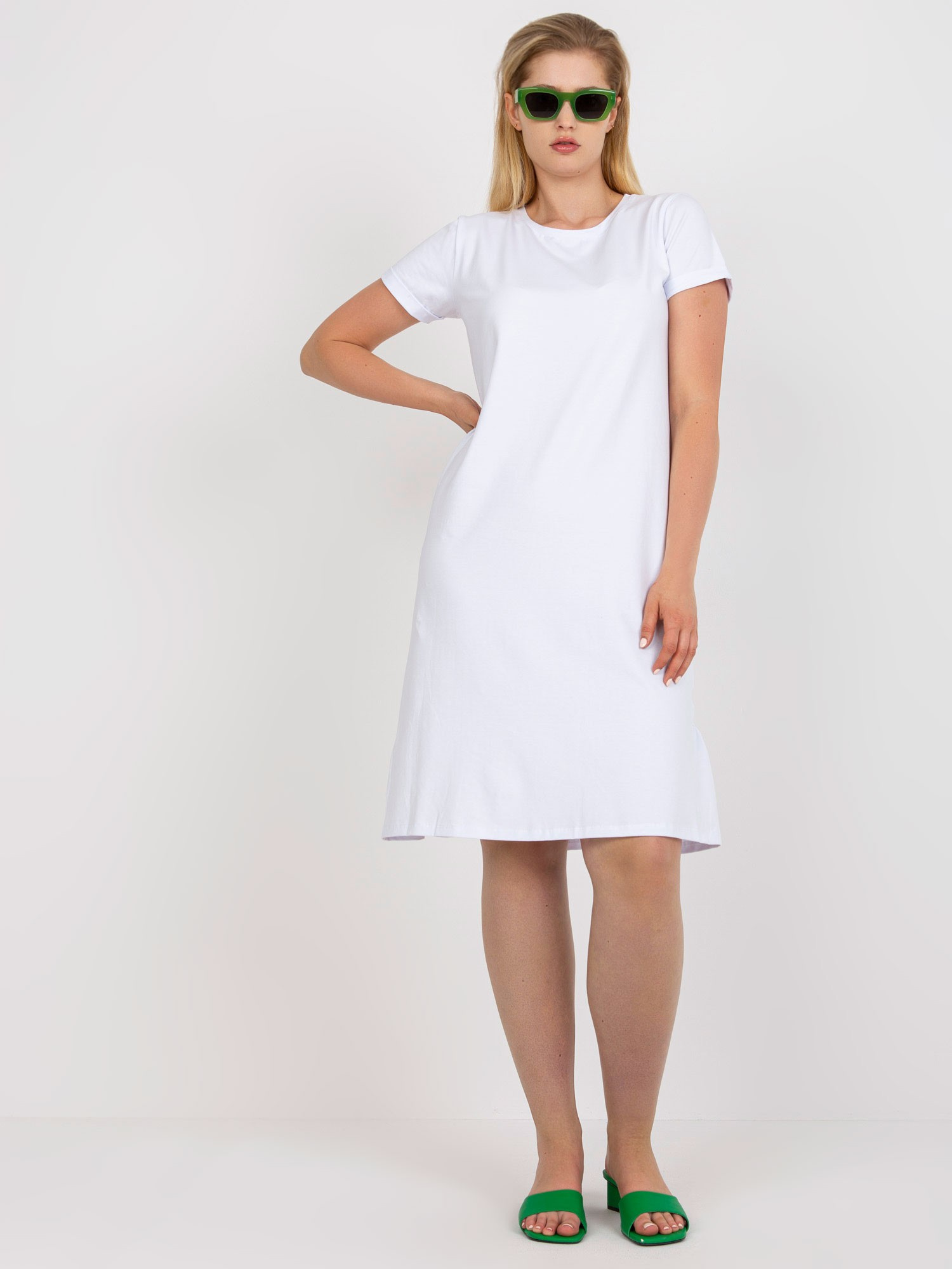 Biała bawełniana sukienka plus size z falbaną z tyłu 