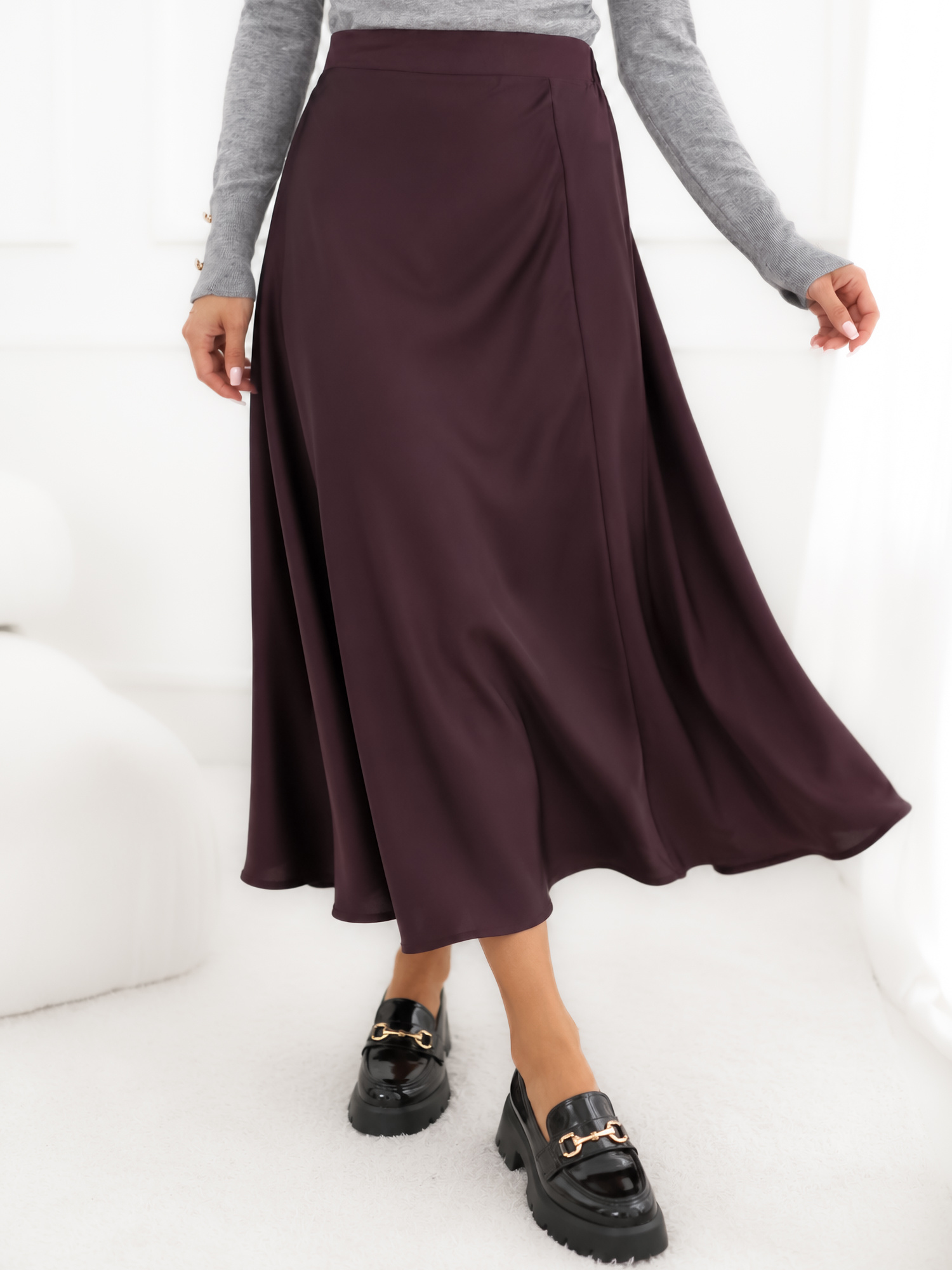 Slivková midi sukňa s hladkým dokončením.
