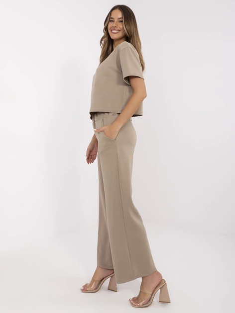 Ciemnobeżowy casualowy komplet z naszywkami