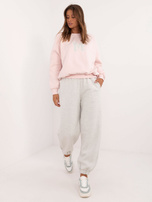 Hurt Jasnoróżowy dresowy komplet oversize z naszywką