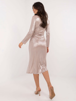 Hurt Beżowa dopasowana sukienka koktajlowa z połyskiem