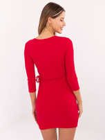 Czerwona prążkowana sukienka z wiązaniami