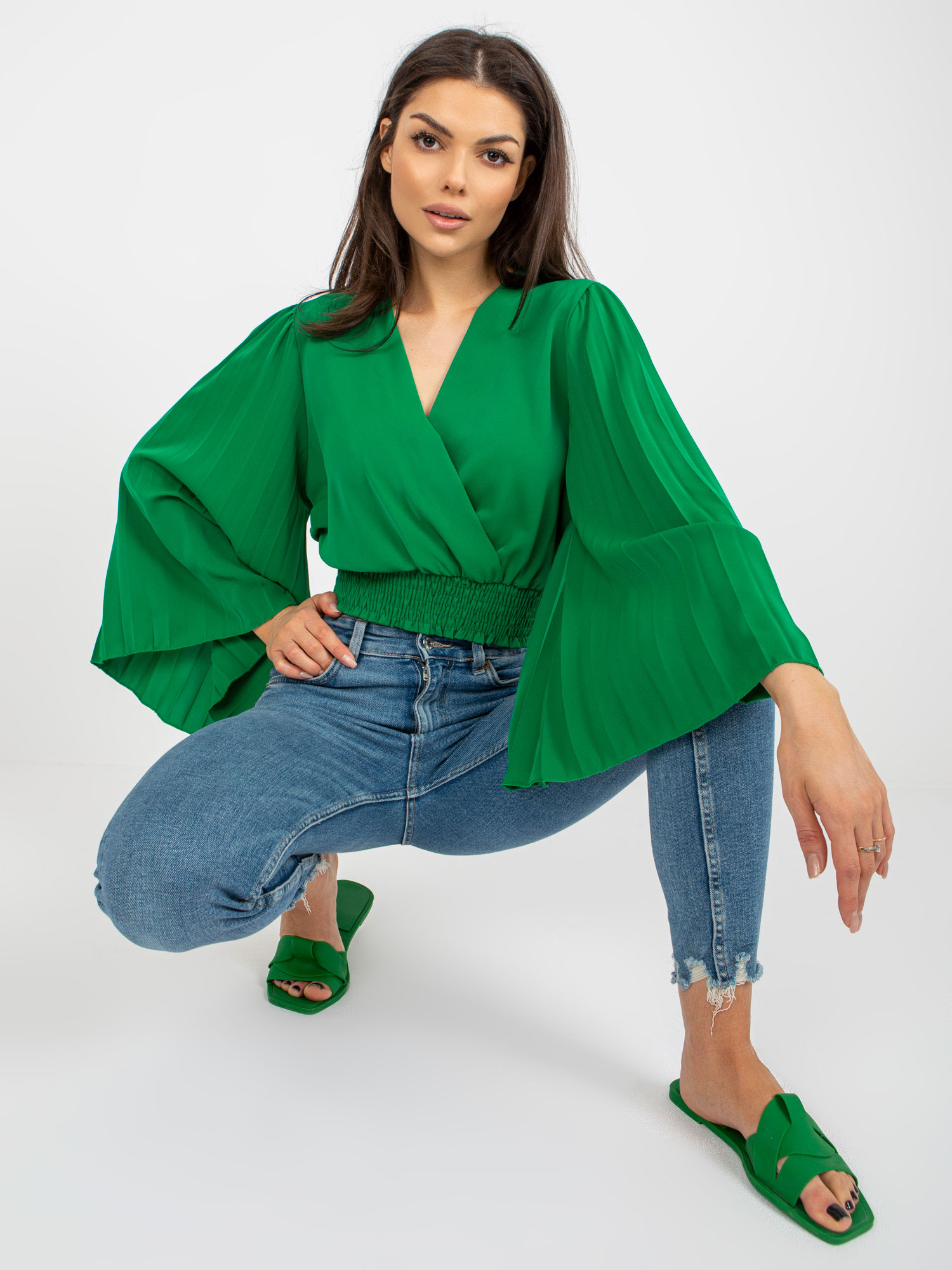 Hurt grüne Umschlagbluse mit weitem Ärmel.