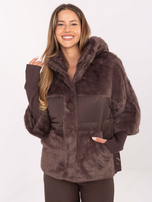 Dunkelbraune Winterjacke mit Kapuze.