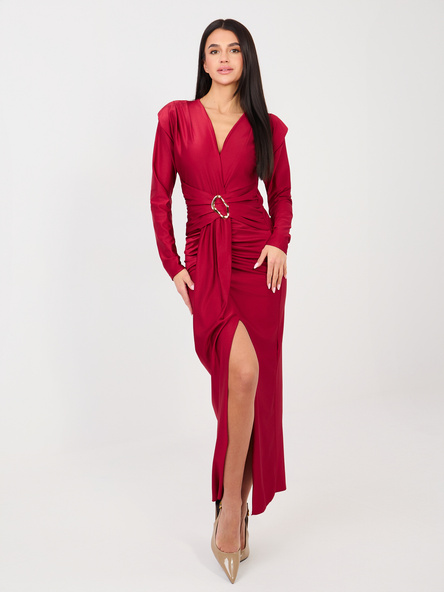 Czerwona długa sukienka z ozdobnym elementem