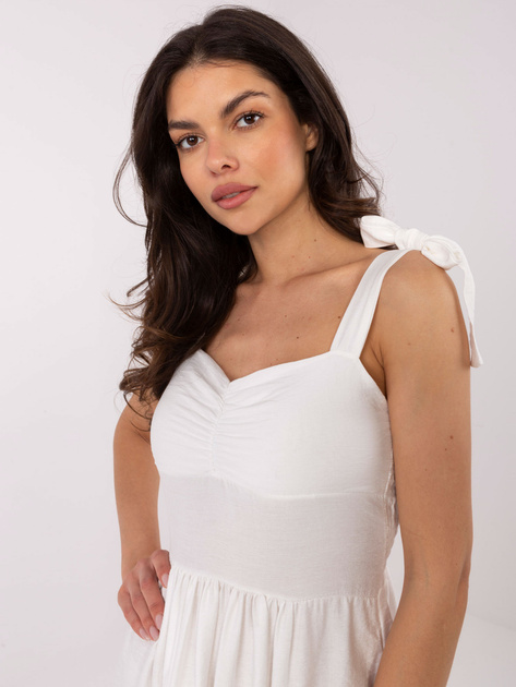 Biała rozkloszowana sukienka z rozcięciem