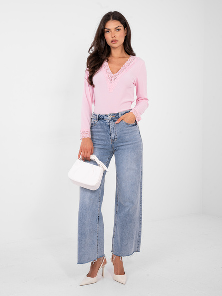 Jasnoróżowa prążkowana bluzka z koronką