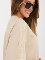 Beżowa bluzka oversize z krótkim rękawem