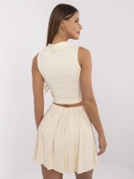 Jasnobeżowy sportowy komplet z plisowaną spódnicą