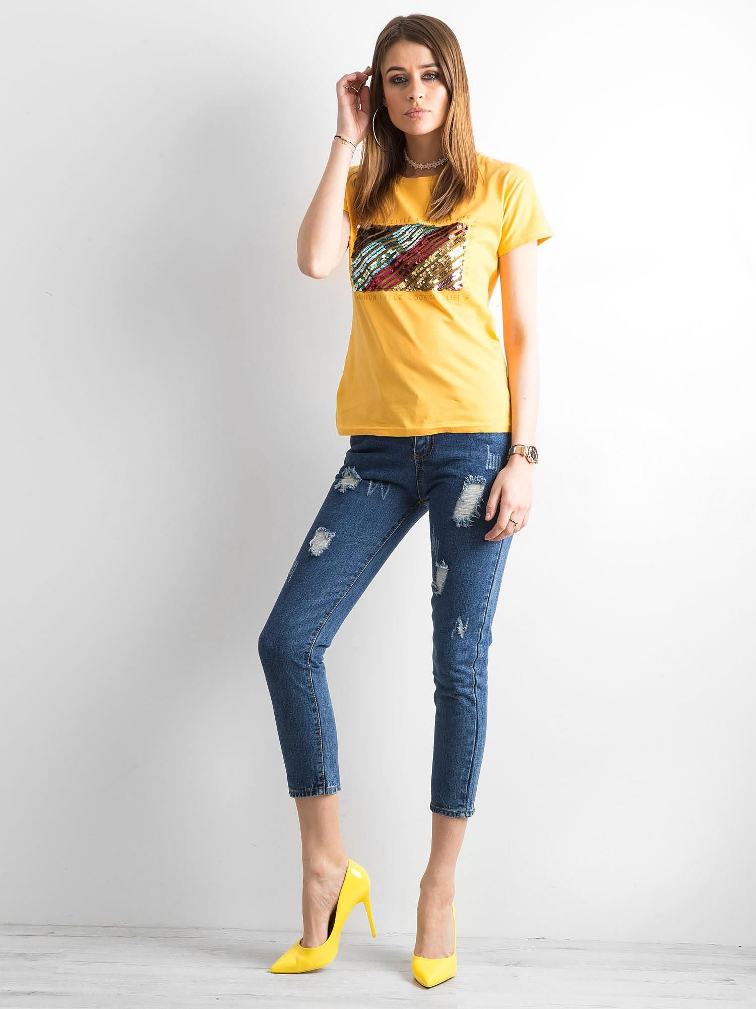 Dunkelblaue Ankle Jeans mit Rissen.