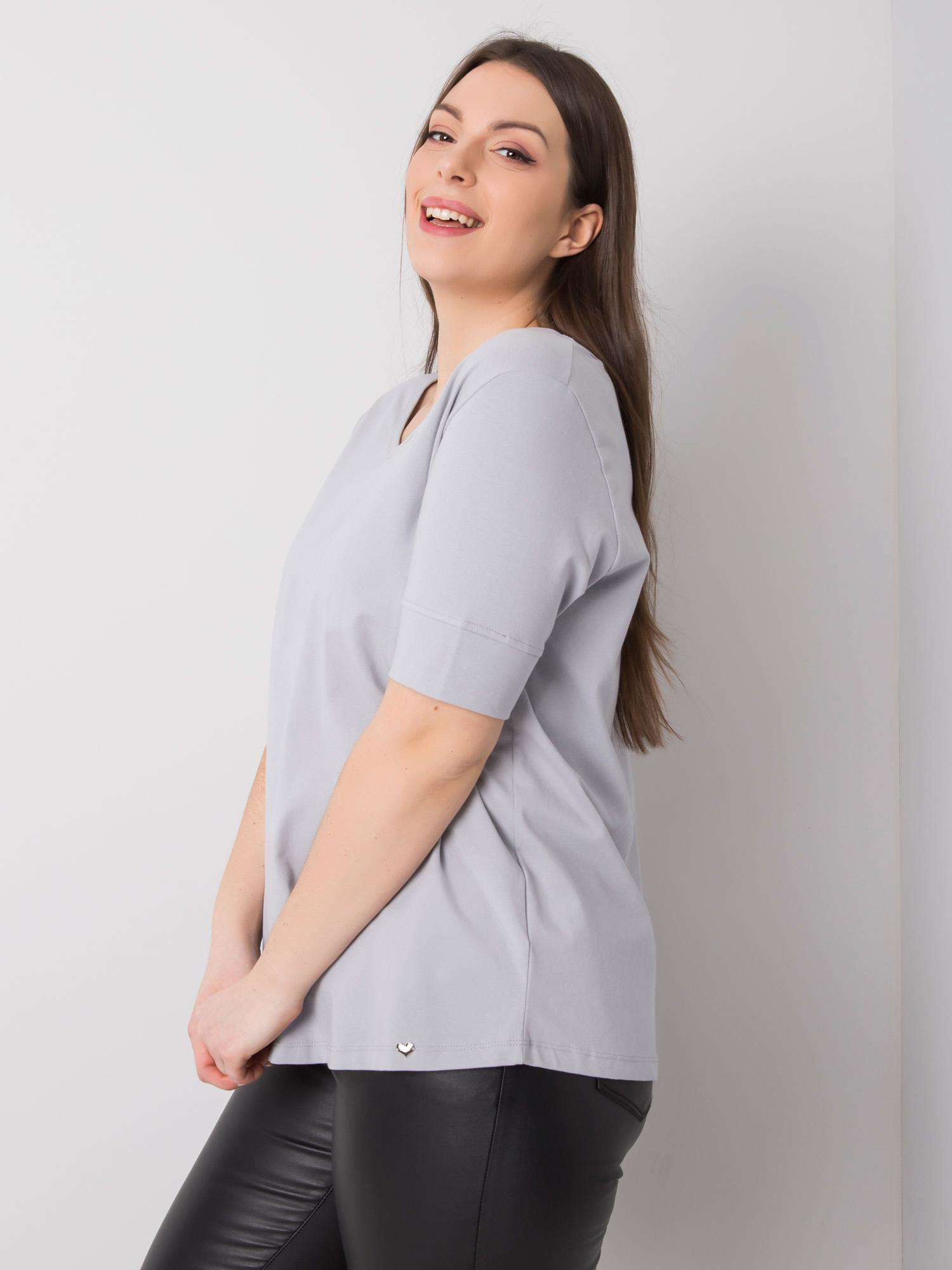 Šviesiai pilkas medvilninis plus size Missy marškinėliai.