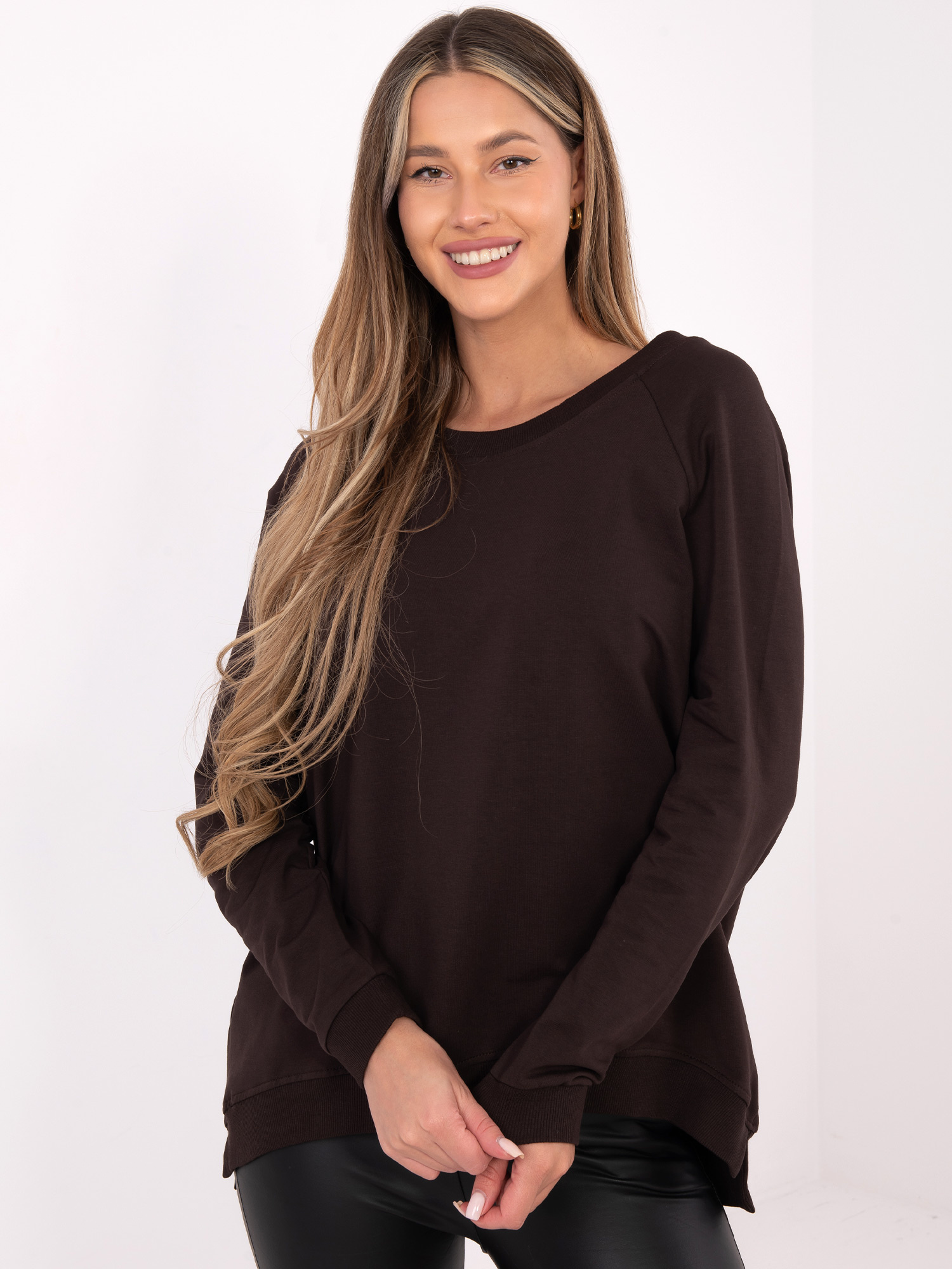 Schokoladenfarbener Basic-Pullover mit längerem Rücken RUE PARIS.