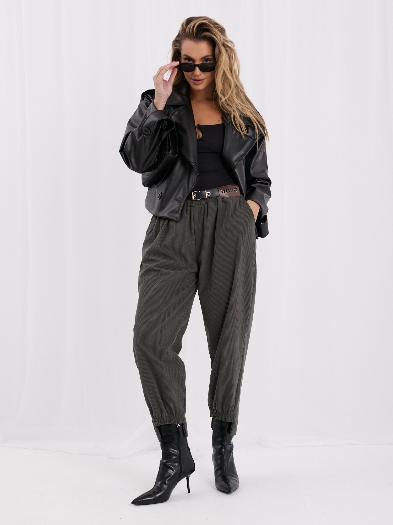 RUE PARIS Khaki corduroy pants with pockets.