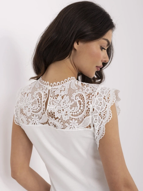 Biała dopasowana bluzka z koronką