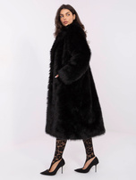 Czarny futrzany płaszcz z zapięciem na zatrzaski