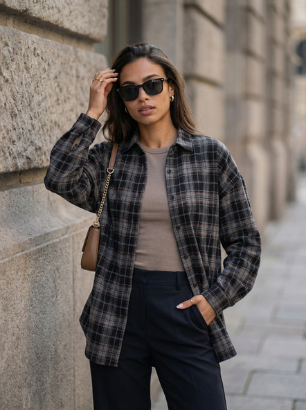 Czarna damska koszula z odpinaną broszką