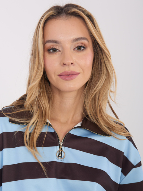 Jasnoniebieska bluza z suwakiem przy dekolcie