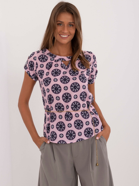 Hurtownia Jasnoróżowa bluzka wizytowa z łańcuszkiem