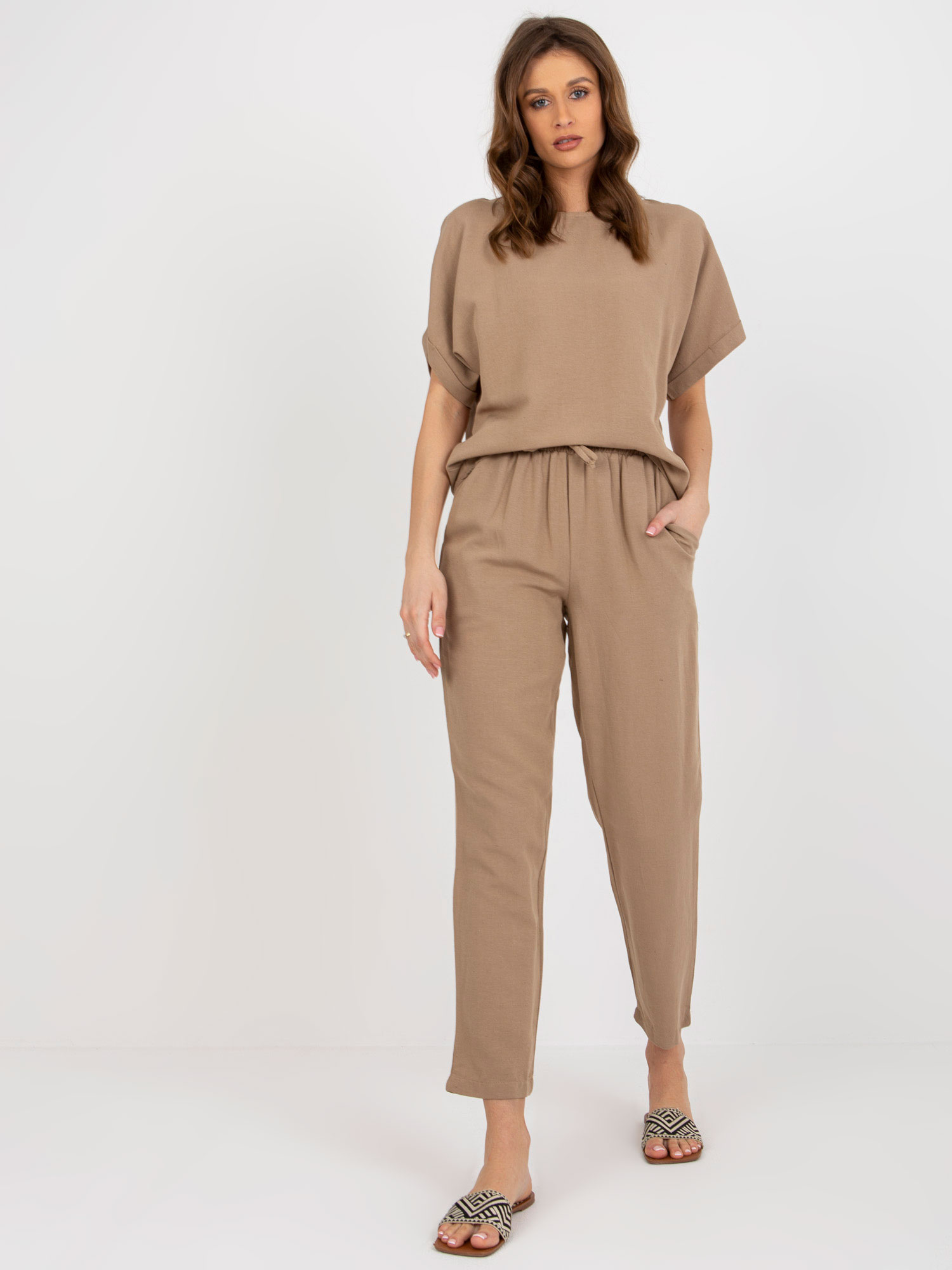 Moteriškas tamsiai smėlinis vasaros kostiumas su linu RUE PARIS.