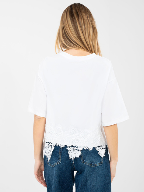 Biała bluzka z koronkowym wykończeniem