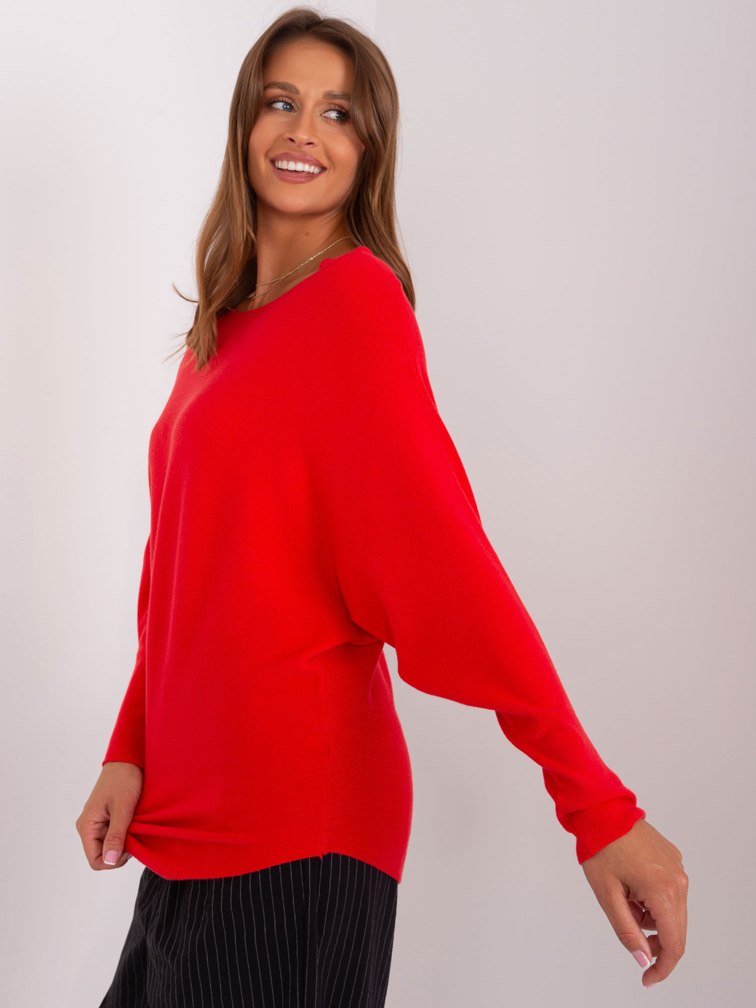 Czerwony sweter oversize o kroju nietoperza