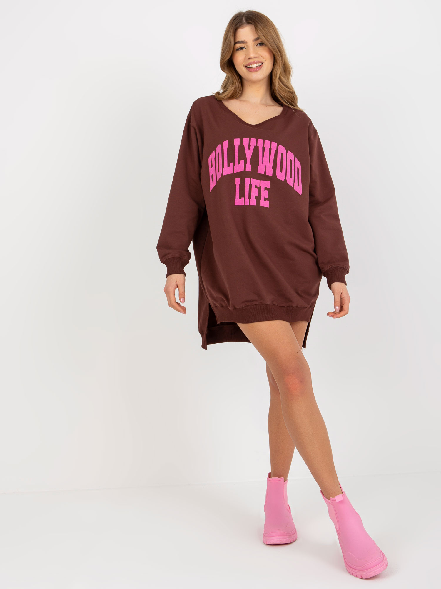 Ciemnobrązowo-różowa długa bluza oversize z napisem