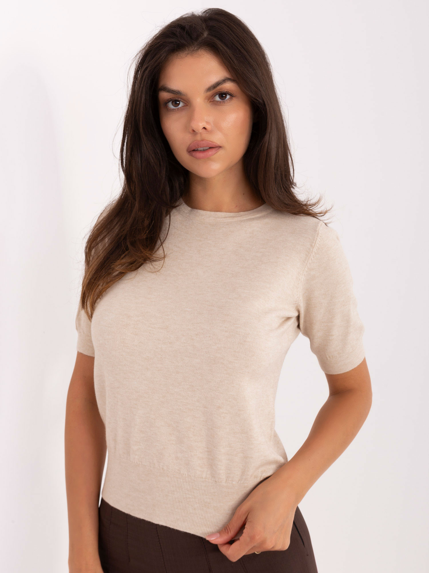 Beiger klassischer Pullover mit Bündchen.