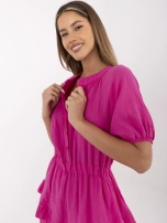 Fuksjowy muślinowy kombinezon o kroju sukienki