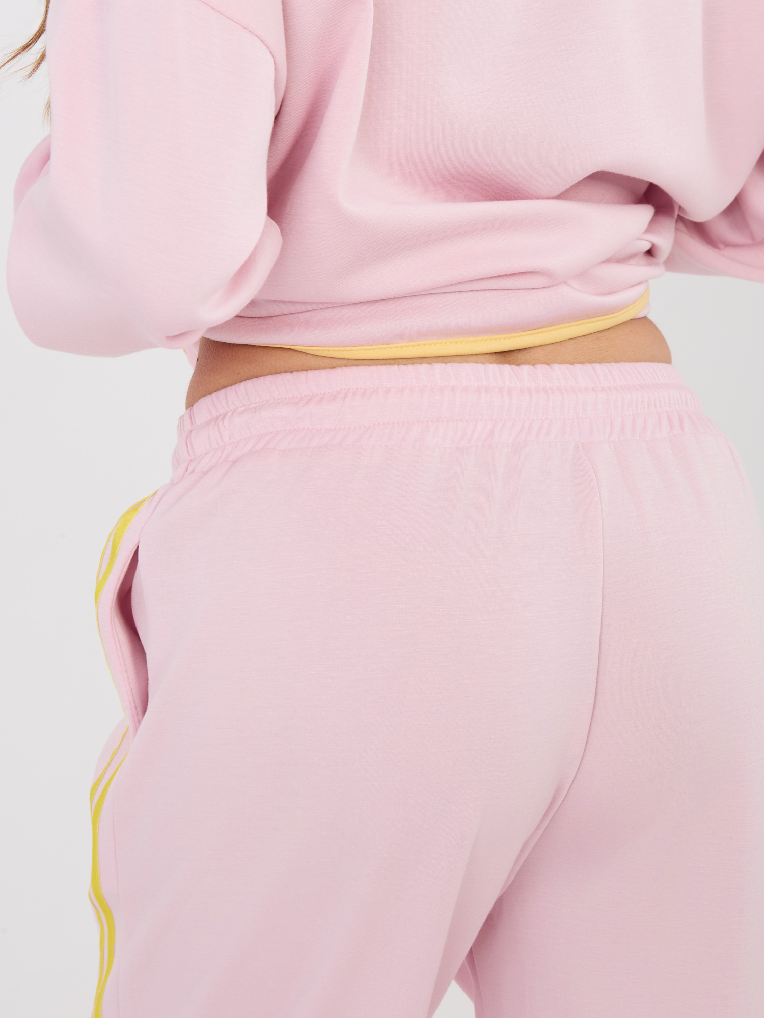 Pastelowy różowy komplet z bluzą oversize RUE PARIS 