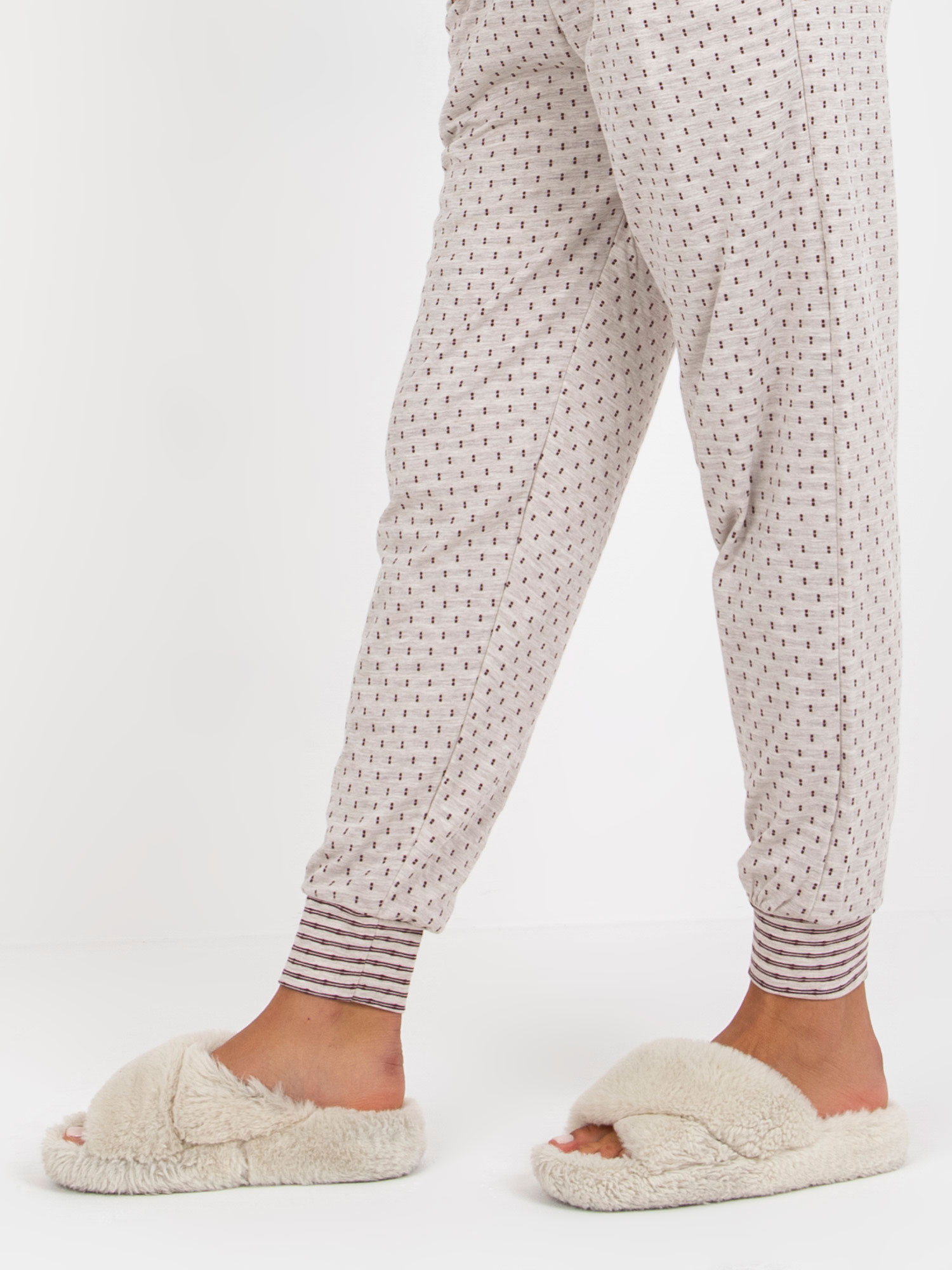 Hurt hellbeige zweiteilige Pyjama mit Hose.
