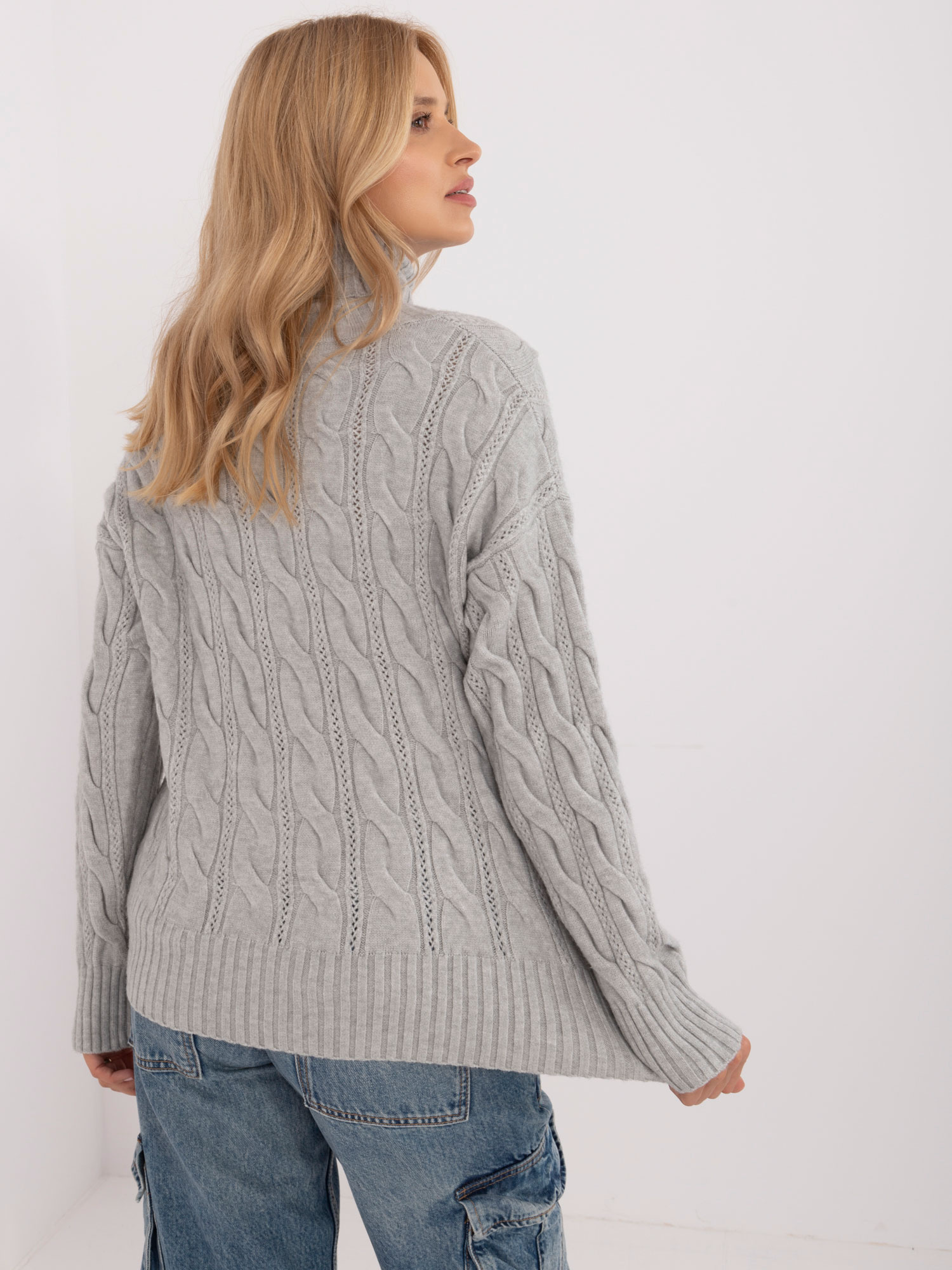 Hurtownia Szary sweter golf z ażurowym wzorem