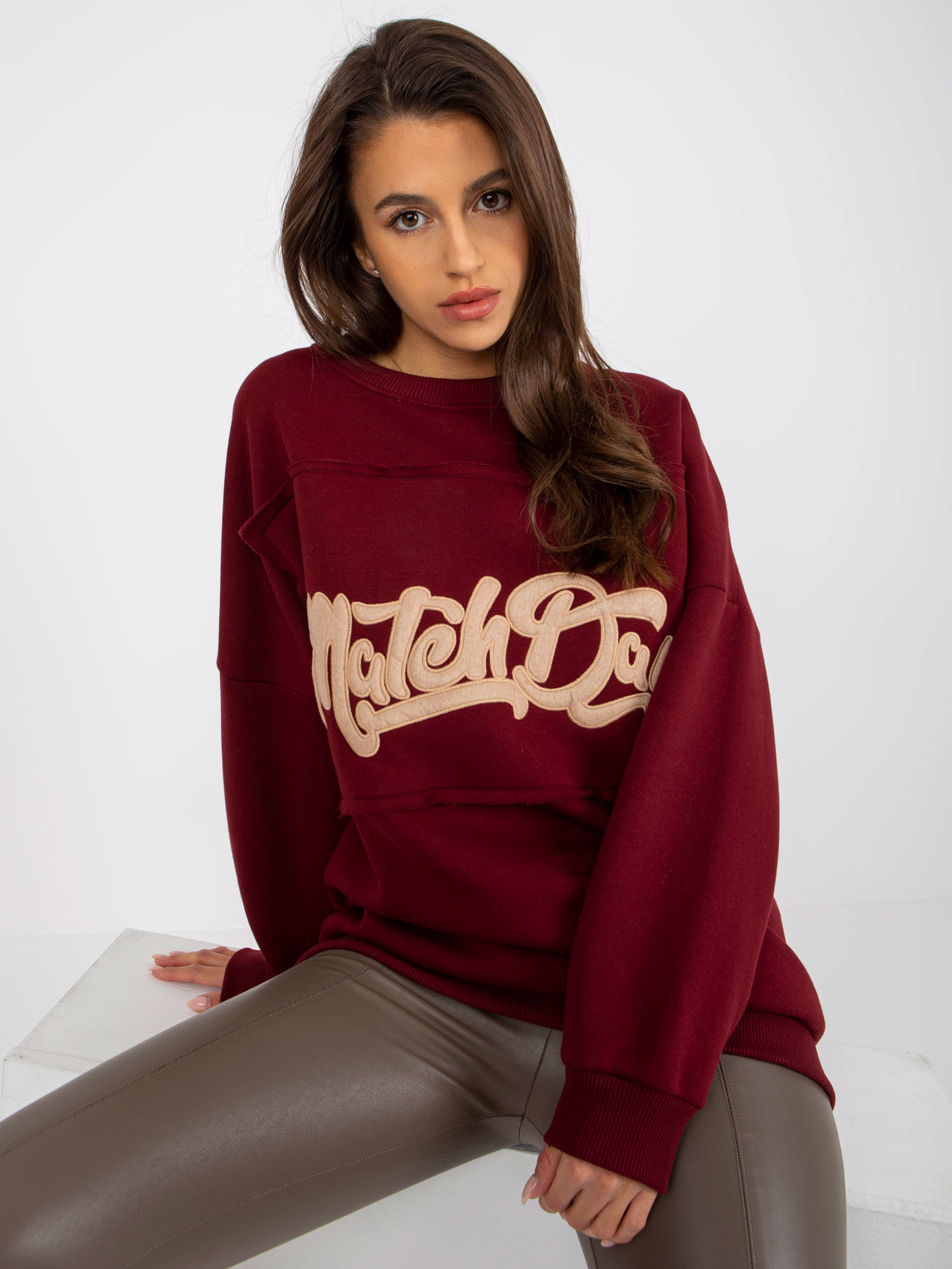 Hurtownia Bordowa dresowa bluza bez kaptura oversize 