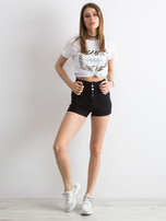 Schwarze Shorts mit hohem Bund.