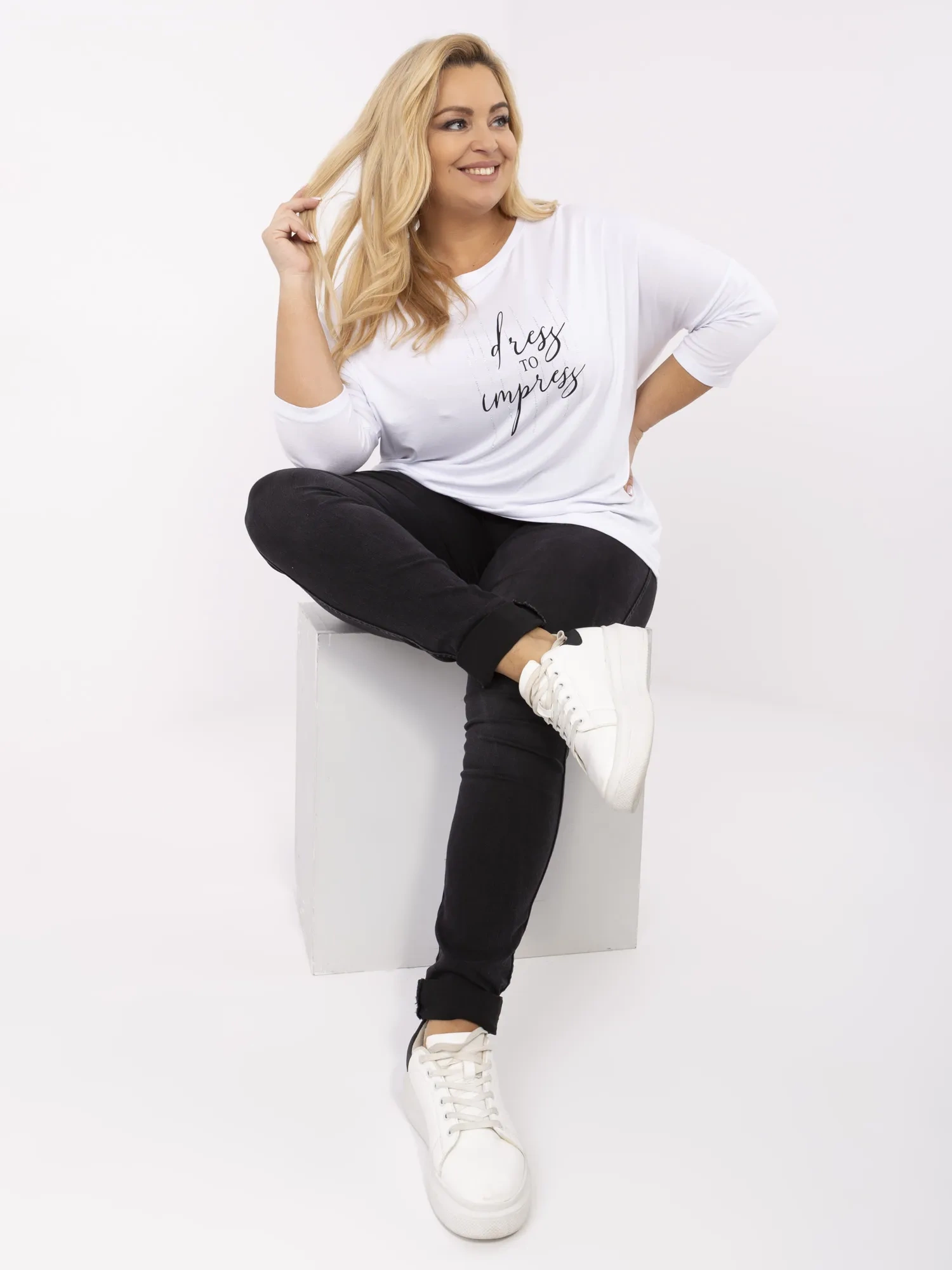 Balta moteriška bluzonė plus size su 3/4 iškirpte.