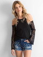 Dunkelblaue Jeansshorts mit Perlen.