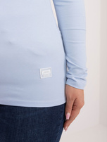 Hurt Jasnoniebieska gładka bluzka plus size z naszywką