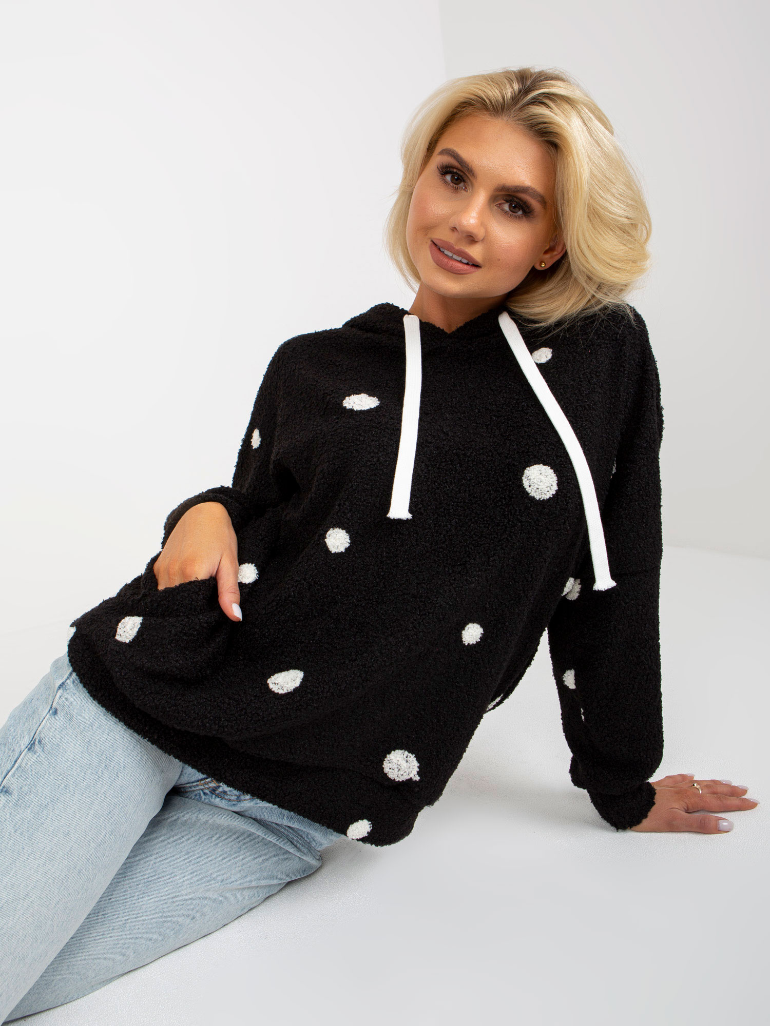 Hurtownia Czarna futrzana bluza w grochy z kapturem 