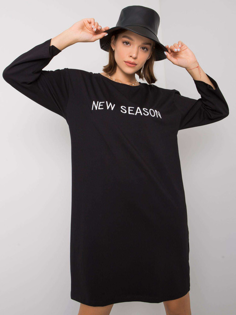 Czarna sukienka z napisem Raina