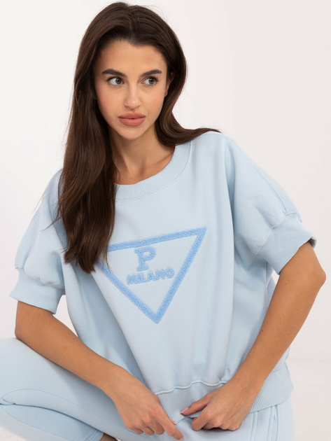 Hurtownia Jasnoniebieski dresowy komplet z naszywką