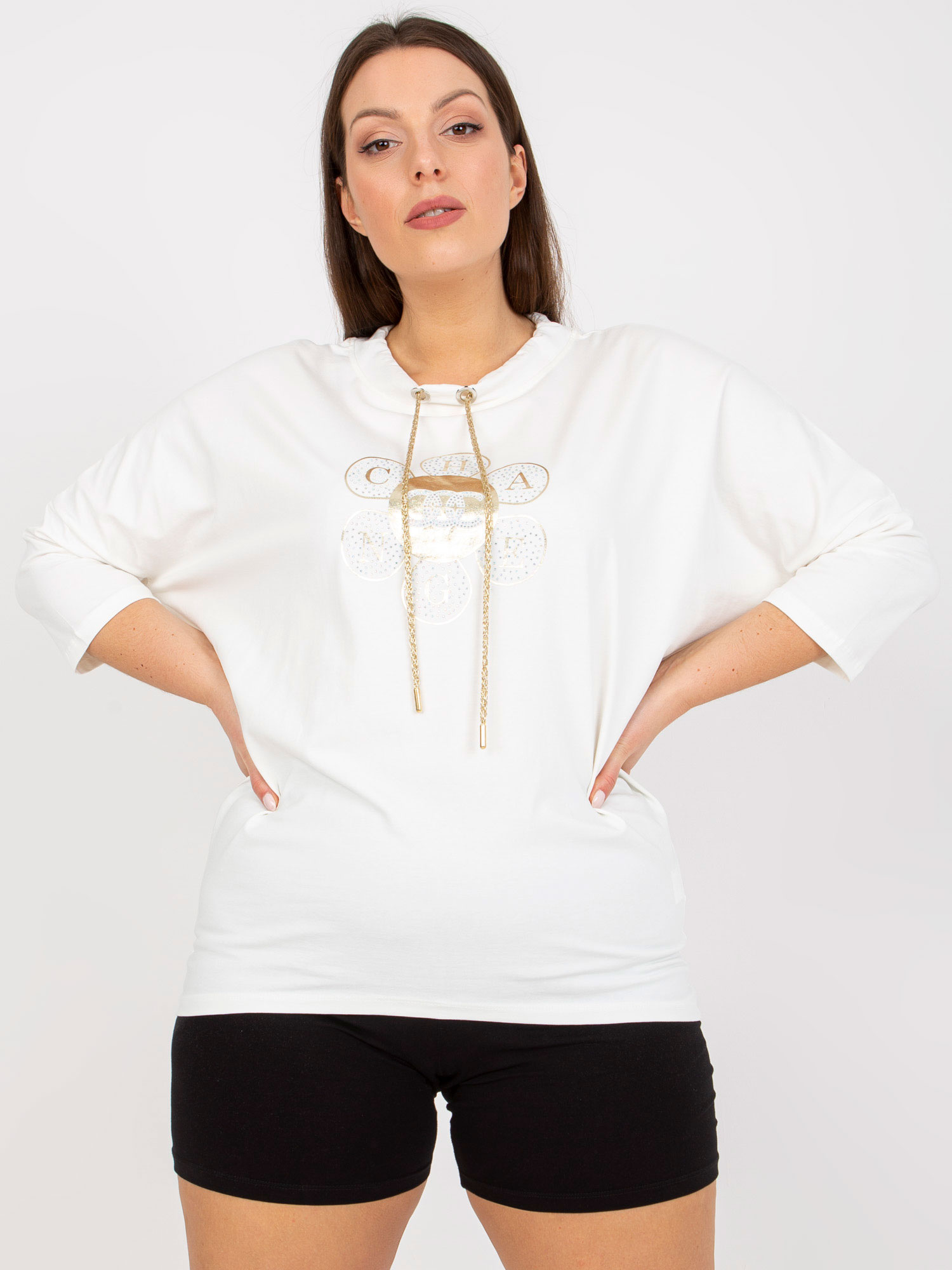 Ecru majica plus size z aplikacijo in tiskom.