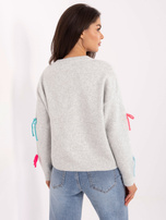 Jasnoszary sweter oversize z długim rękawem 