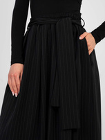 Černá elegantní sukně s všitým páskem.