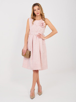 Pastelowa różowa koktajlowa sukienka z broszką RUE PARIS