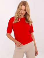 Roter Pullover mit kurzen Ärmeln.