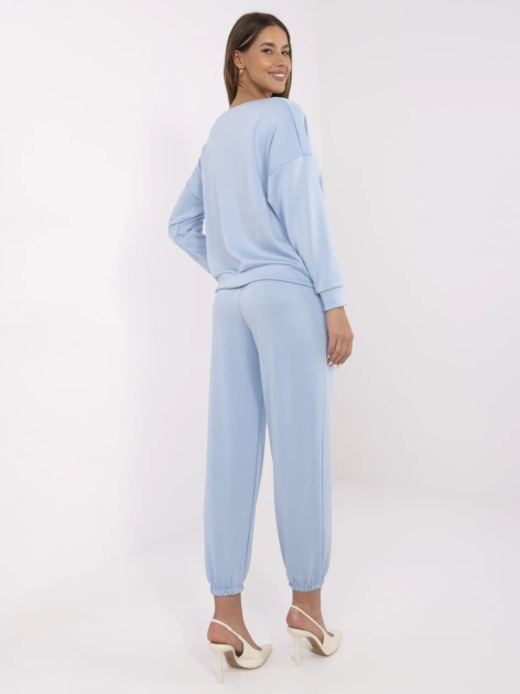 Jasnoniebieski damski komplet z kwiatową aplikacją