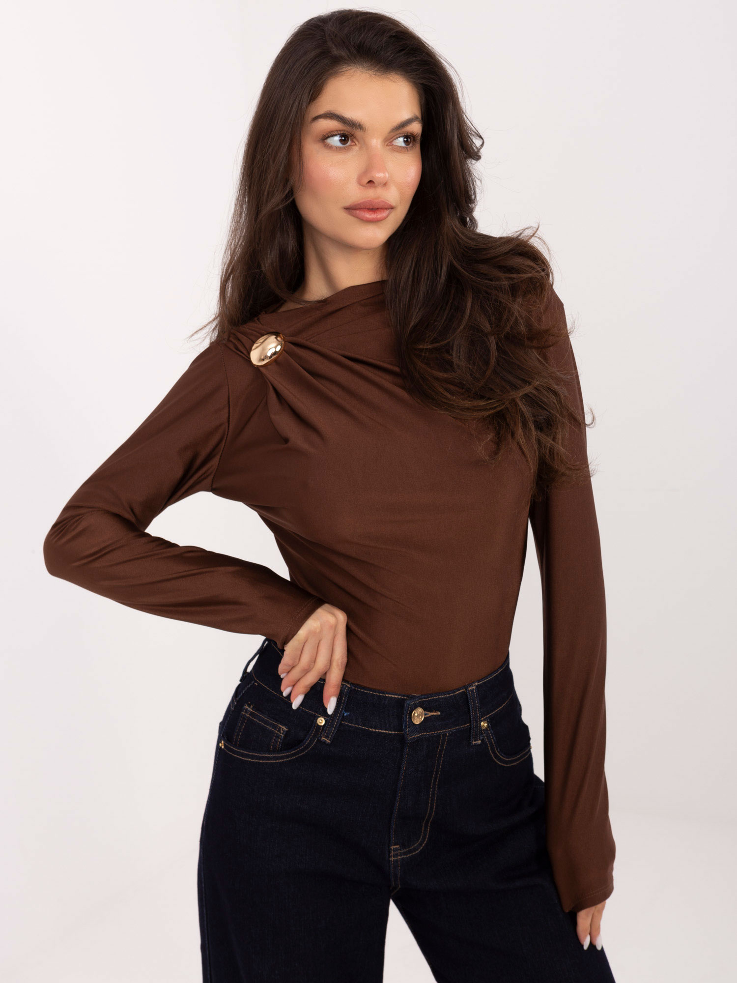 Hnědé elegantní body s dlouhým rukávem.